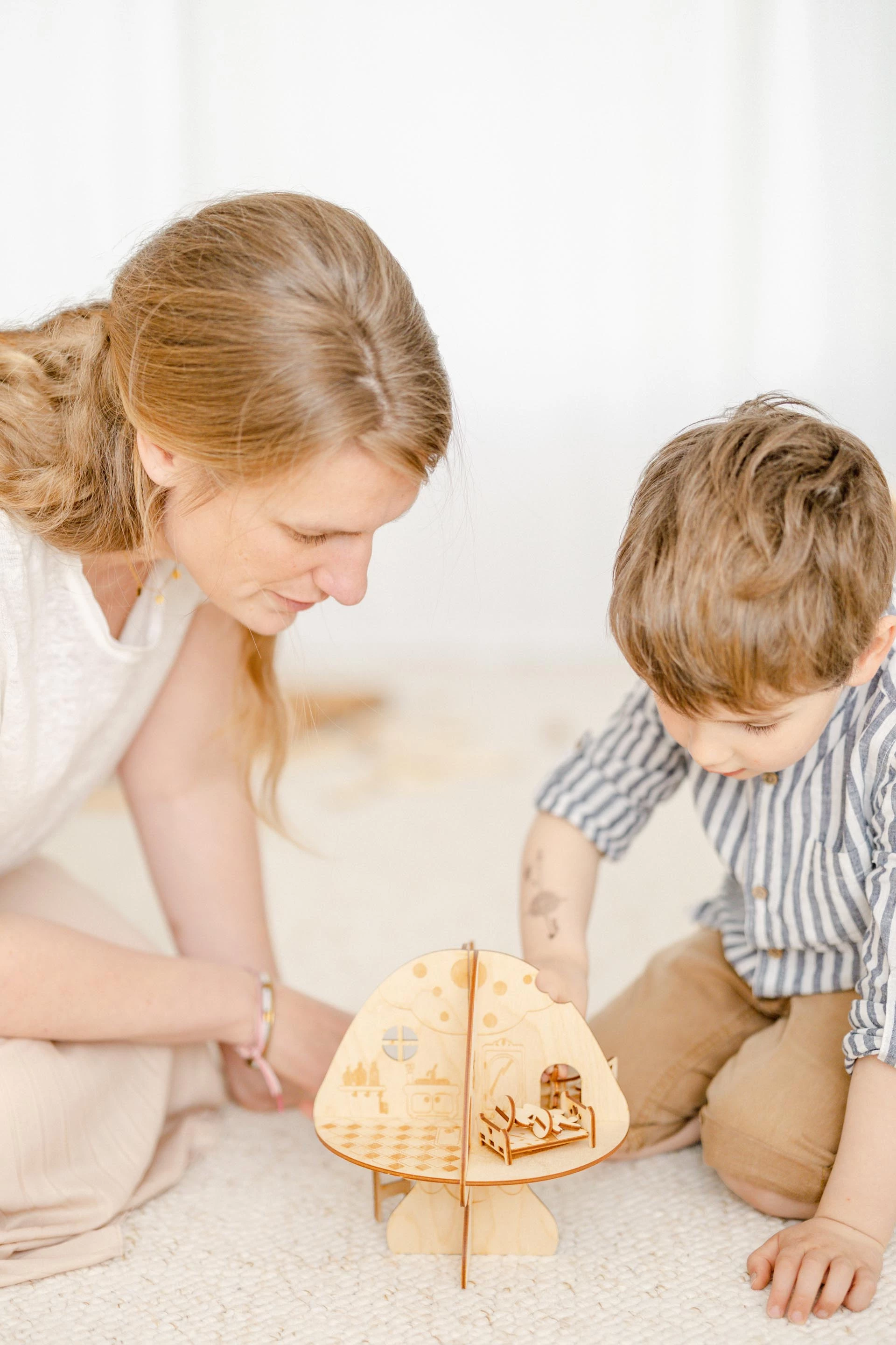 enfant jouet beige marron gris